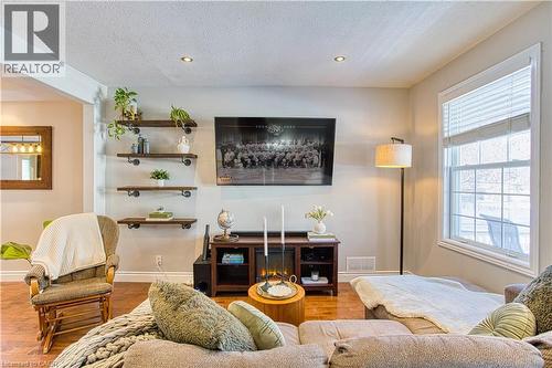 153 Gladstone Avenue, Hamilton, ON - Indoor Photo Showing Living Room