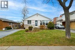 20 CARDINAL Drive  Hamilton, ON L9A 4H4