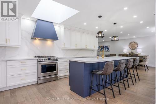 4 Chipper Court, Halton Hills, ON - Indoor Photo Showing Kitchen With Upgraded Kitchen