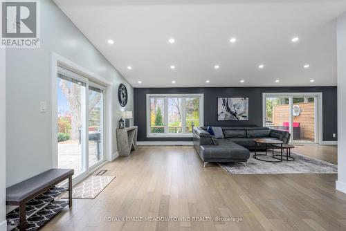 4 Chipper Court, Halton Hills, ON - Indoor Photo Showing Living Room