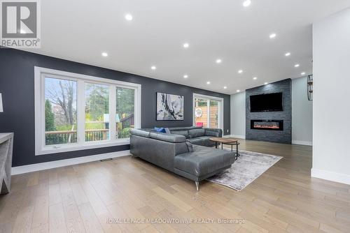 4 Chipper Court, Halton Hills, ON - Indoor Photo Showing Living Room With Fireplace