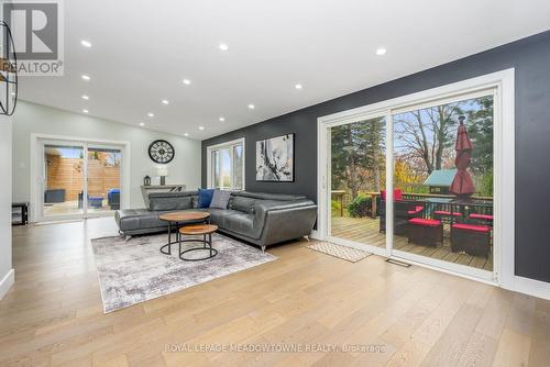 4 Chipper Court, Halton Hills, ON - Indoor Photo Showing Living Room