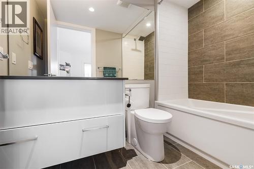 418 C Avenue S, Saskatoon, SK - Indoor Photo Showing Bathroom