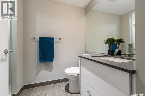 418 C Avenue S, Saskatoon, SK - Indoor Photo Showing Bathroom
