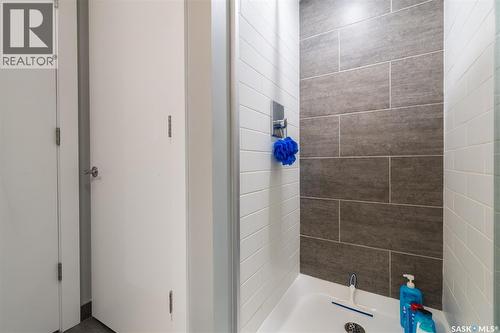 418 C Avenue S, Saskatoon, SK - Indoor Photo Showing Bathroom