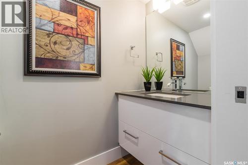418 C Avenue S, Saskatoon, SK - Indoor Photo Showing Bathroom