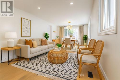 4326 Waterford Crescent, Mississauga, ON - Indoor Photo Showing Living Room