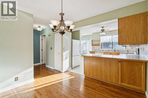 308 Woodvale Crescent Sw, Calgary, AB - Indoor Photo Showing Kitchen