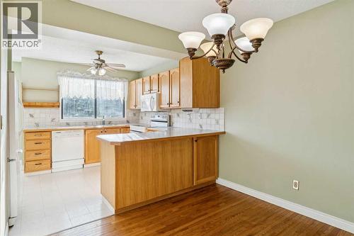 308 Woodvale Crescent Sw, Calgary, AB - Indoor Photo Showing Kitchen