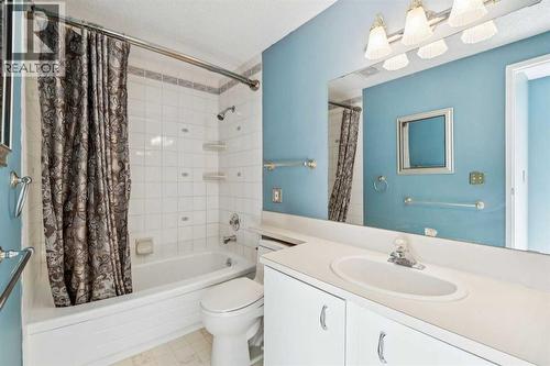 308 Woodvale Crescent Sw, Calgary, AB - Indoor Photo Showing Bathroom