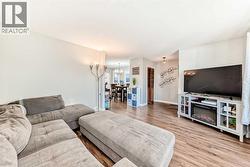 Massive livingroom, providing plenty of options on where to place furniture - 