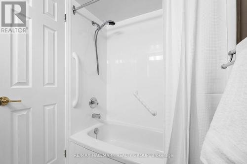 211 - 540 Cambridge Street S, Ottawa, ON - Indoor Photo Showing Bathroom