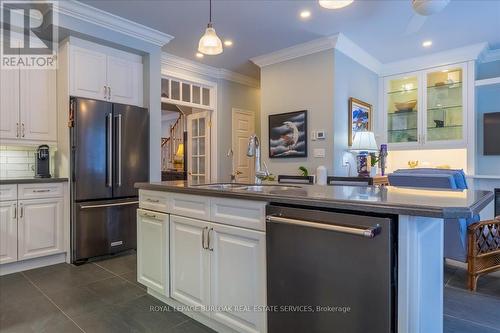111 St. Lawrence Drive, Mississauga, ON - Indoor Photo Showing Kitchen