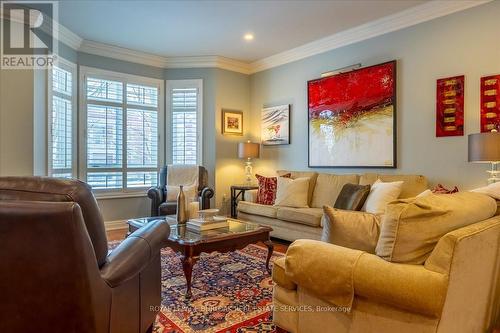 111 St. Lawrence Drive, Mississauga, ON - Indoor Photo Showing Living Room
