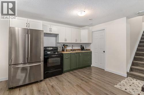 17 Aster Place Se, Airdrie, AB - Indoor Photo Showing Kitchen