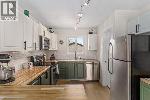17 Aster Place Se, Airdrie, AB - Indoor Photo Showing Kitchen With Double Sink With Upgraded Kitchen