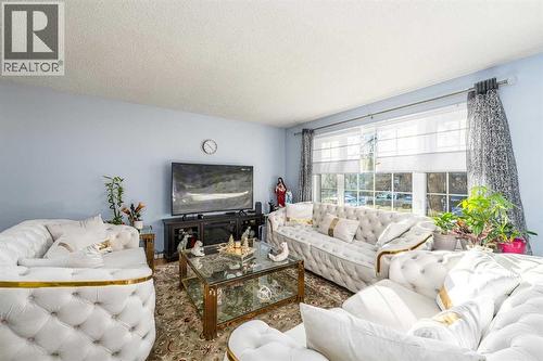 5816 Maddock Drive Ne, Calgary, AB - Indoor Photo Showing Living Room
