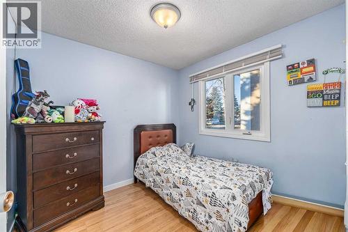 5816 Maddock Drive Ne, Calgary, AB - Indoor Photo Showing Bedroom