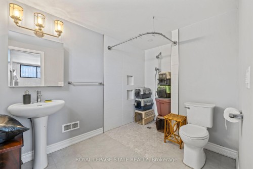 78 Cromwell Crescent, Hamilton, ON - Indoor Photo Showing Bathroom