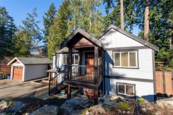 2511 DUNCAN Pl  Langford, BC V9B 3P2