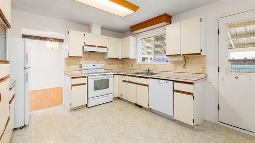 2617 Erickson Road, Creston, BC - Indoor Photo Showing Kitchen With Double Sink