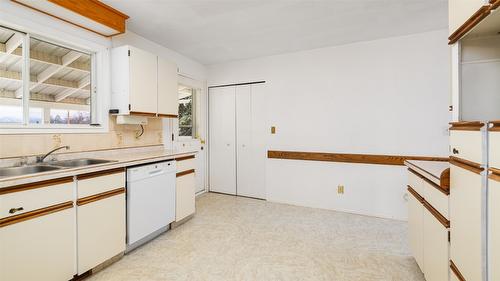 2617 Erickson Road, Creston, BC - Indoor Photo Showing Kitchen With Double Sink