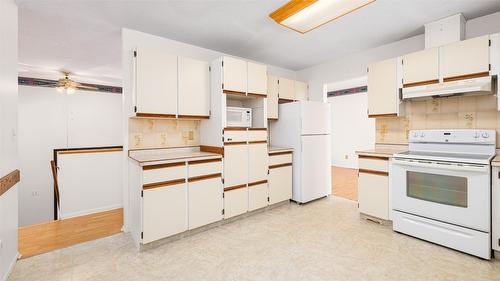 2617 Erickson Road, Creston, BC - Indoor Photo Showing Kitchen