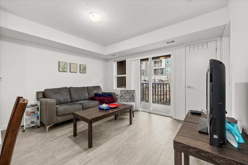 212-655 Academy Way, Kelowna, BC - Indoor Photo Showing Living Room
