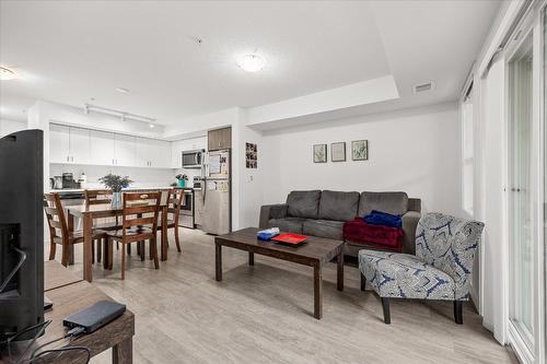 212-655 Academy Way, Kelowna, BC - Indoor Photo Showing Living Room
