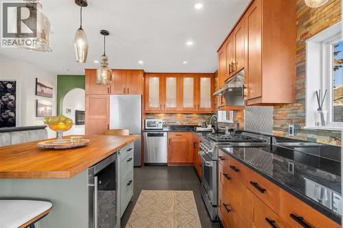 4636 Montana Drive Nw, Calgary, AB - Indoor Photo Showing Kitchen With Upgraded Kitchen