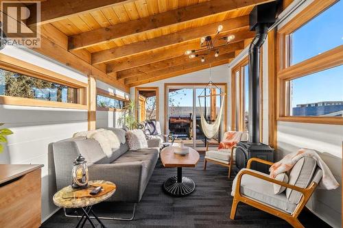 4636 Montana Drive Nw, Calgary, AB - Indoor Photo Showing Living Room