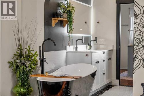 4636 Montana Drive Nw, Calgary, AB - Indoor Photo Showing Bathroom