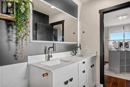 4636 Montana Drive Nw, Calgary, AB - Indoor Photo Showing Bathroom