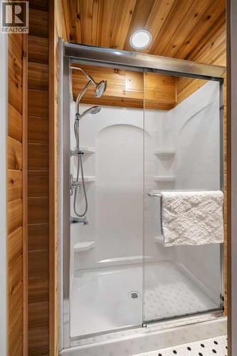 4636 Montana Drive Nw, Calgary, AB - Indoor Photo Showing Bathroom