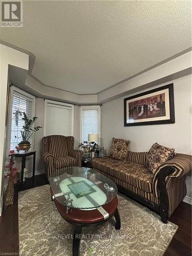 252 Berry Street, Shelburne, ON - Indoor Photo Showing Living Room