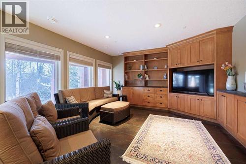 118 Tusslewood Heights Nw, Calgary, AB - Indoor Photo Showing Living Room