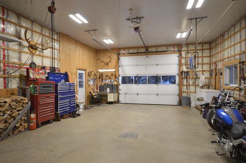 Garage - 169 Ch. Roy, Amherst, QC - Indoor Photo Showing Garage