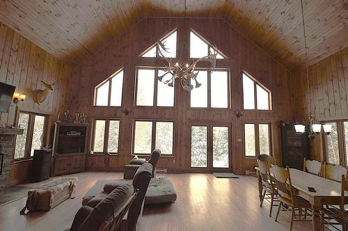 Salon - 169 Ch. Roy, Amherst, QC - Indoor With Fireplace