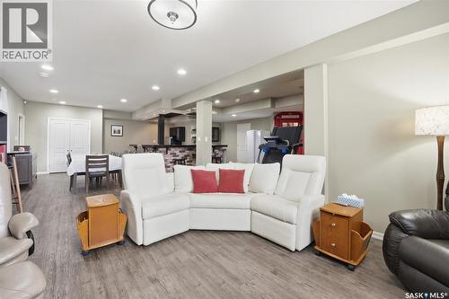 327 Hastings Lane, Saskatoon, SK - Indoor Photo Showing Living Room