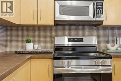 Kitchen with tiled backsplash - 