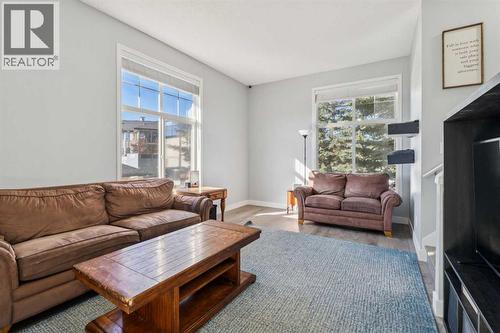 77 Mckenzie Towne Gate Se, Calgary, AB - Indoor Photo Showing Living Room