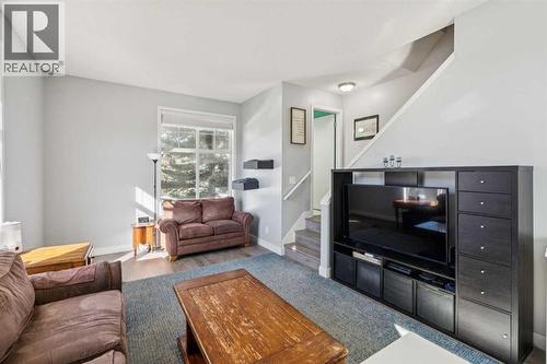 77 Mckenzie Towne Gate Se, Calgary, AB - Indoor Photo Showing Living Room