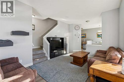 77 Mckenzie Towne Gate Se, Calgary, AB - Indoor Photo Showing Living Room