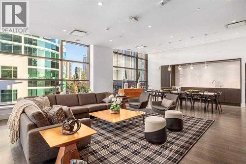 2102, 310 12 Avenue Sw, Calgary, AB - Indoor Photo Showing Living Room