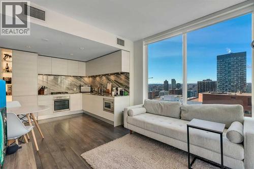 2102, 310 12 Avenue Sw, Calgary, AB - Indoor Photo Showing Living Room