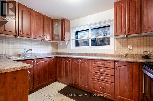 9 Briar Path, Brampton, ON - Indoor Photo Showing Kitchen With Double Sink