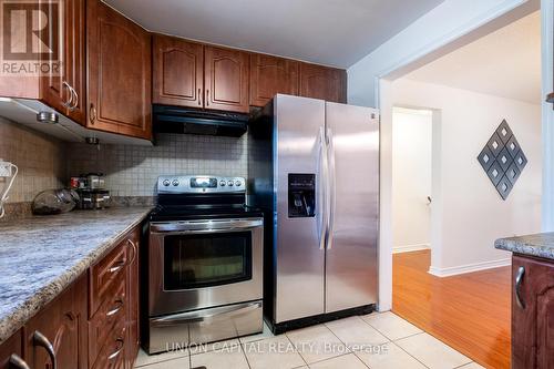 9 Briar Path, Brampton, ON - Indoor Photo Showing Kitchen With Stainless Steel Kitchen