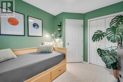 165 Everstone Drive Sw, Calgary, AB - Indoor Photo Showing Bedroom