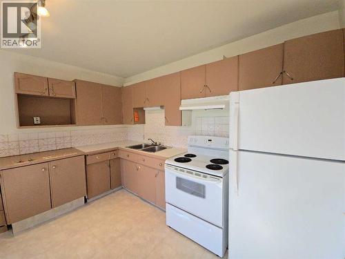 3431 30A Avenue Se, Calgary, AB - Indoor Photo Showing Kitchen With Double Sink