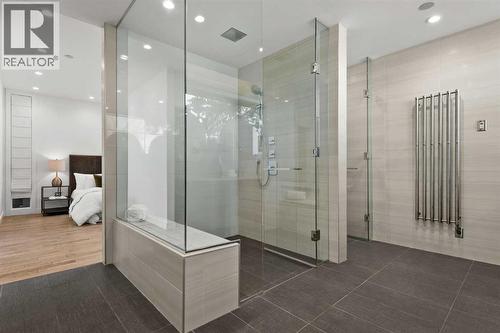 3216 5 Street Nw, Calgary, AB - Indoor Photo Showing Bathroom